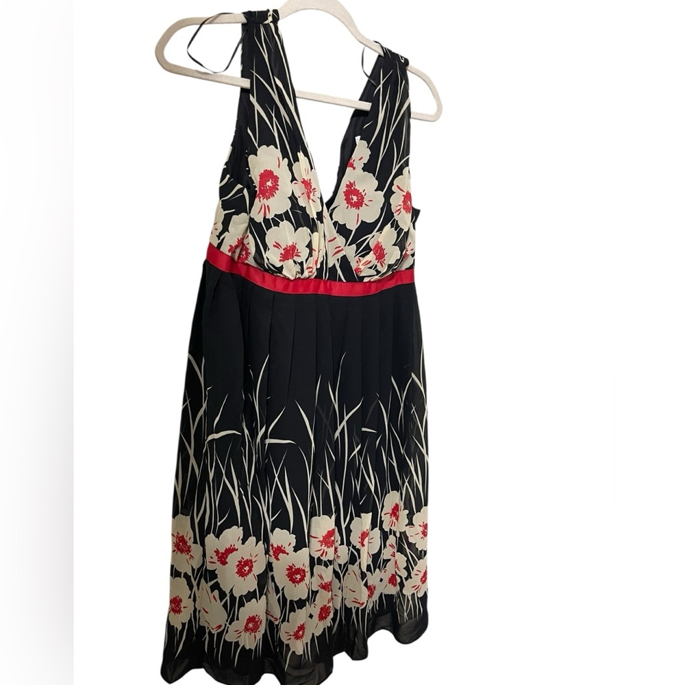 💙DRESS BARN, FLORAL BLACK/ RED SLEEVELESS, PLEADED DRESS - Picture 4 of 11